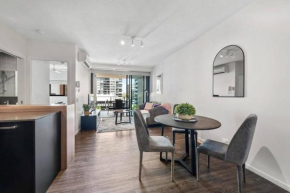South Bank Styling! ~ 1Bed, 1Bath, 1Car, Balcony